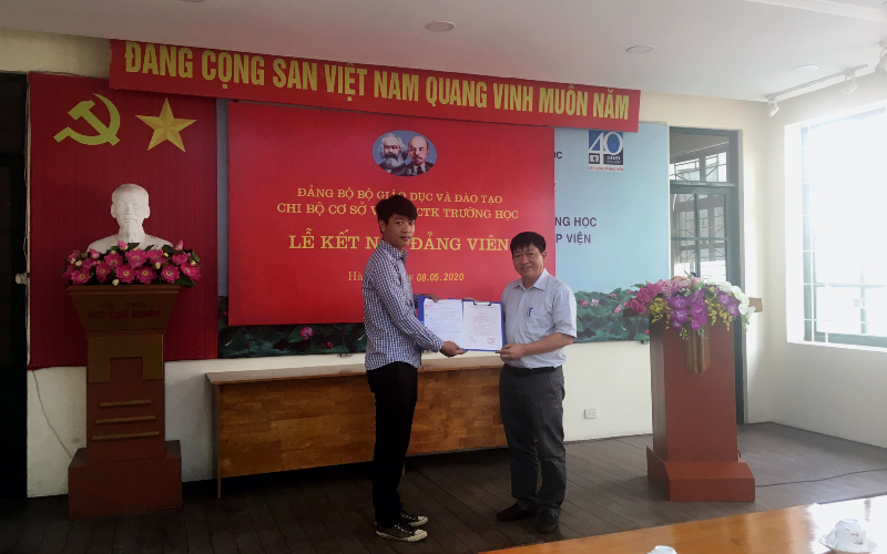 Bí thư chi bộ Hoàng Lưu Vinh trao quyết định kết nạp cho đảng viên mới