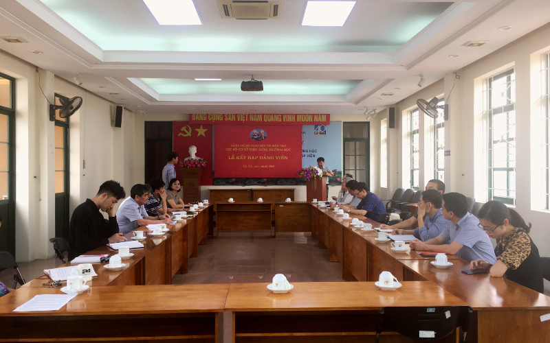 Bí thư chi bộ đọc nội dung quyết định kết nạp đảng viên mới