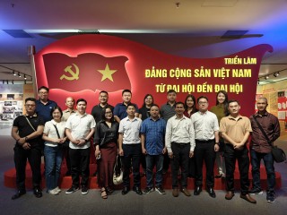 CHI BỘ VIỆN NCTK TRƯỜNG HỌC THAM QUAN TRIỂN LÃM 